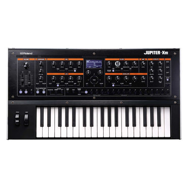 Sort synthesizer med tangentbord og kontrolpanel til lydjusteringer og indstillinger