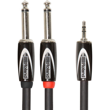 Roland lydkabel med minijack til to 6,3 mm jackstik i sort og rød detalje.