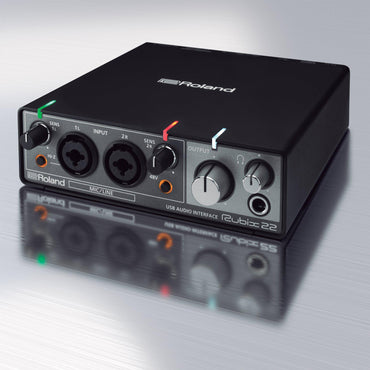 Sort USB-lydinterface med justerbare knapper og indgange til mikrofon og instrumenter