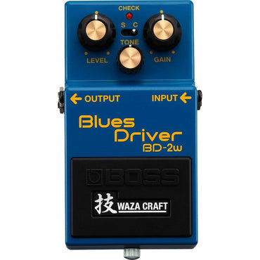Blå guitarpedal med kontrolknapper til tone, gain og level fra Waza Craft serien