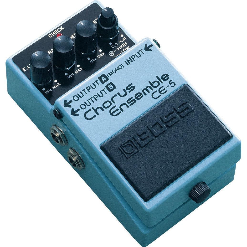 blåt effektpedal med knapper til lydkontrol til guitar eller bas
