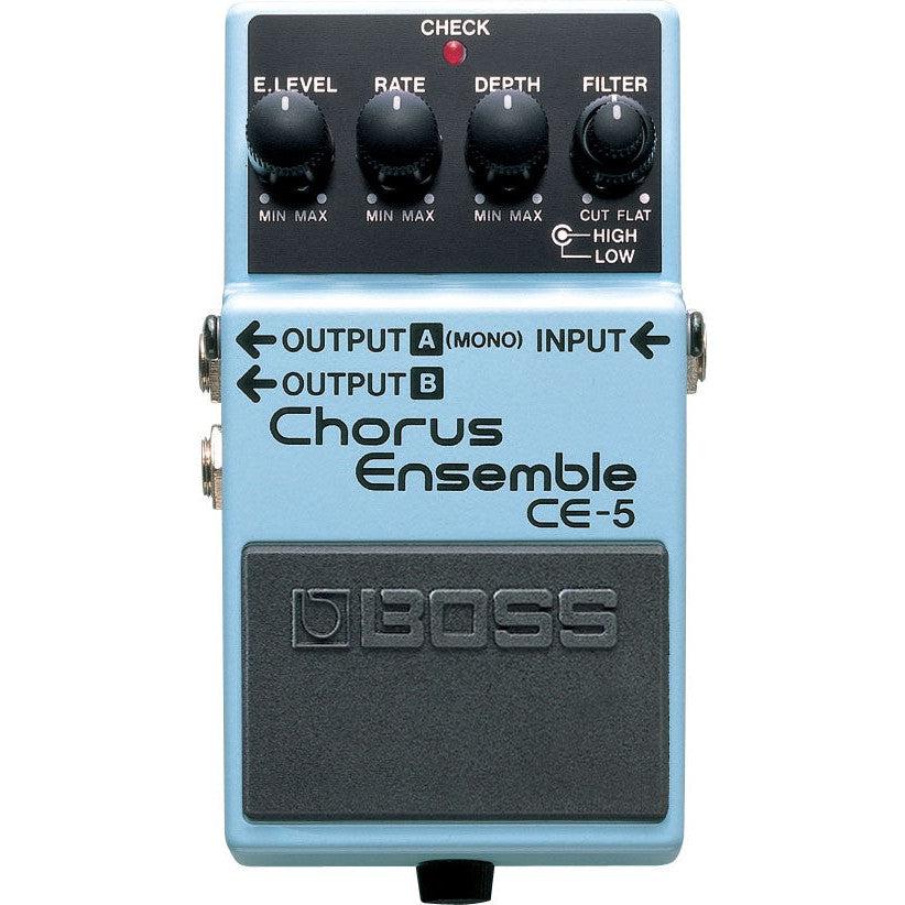 Blåt guitar chorus pedal med fem drejeknapper til effektjusteringer
