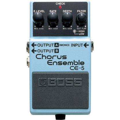 Blåt guitar chorus pedal med fem drejeknapper til effektjusteringer