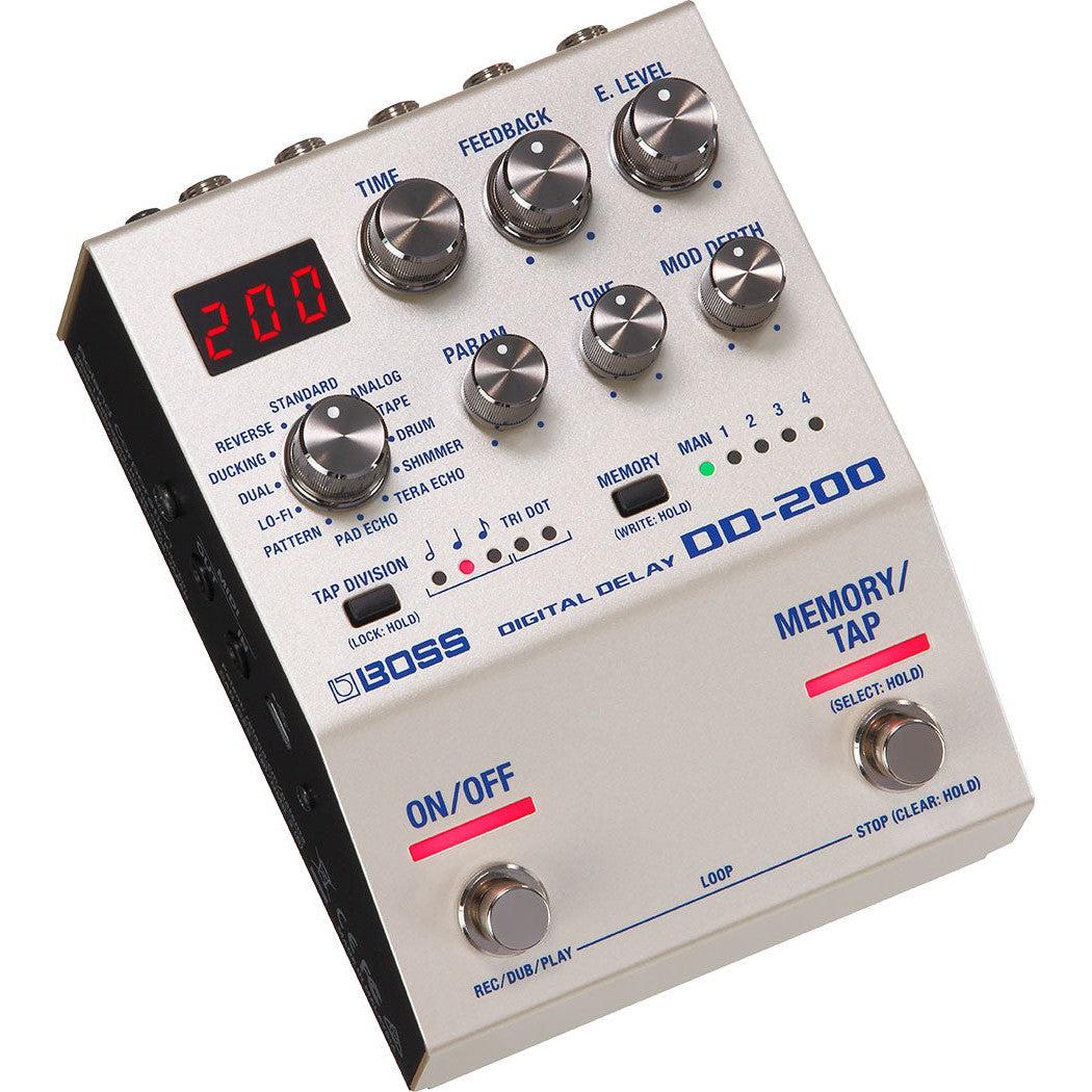 Digital delay pedal med justerbare knapper og rød LED-skærm i metal.