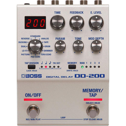 Digital delay pedal med flere justerbare knapper og LED-display i sølvfinish