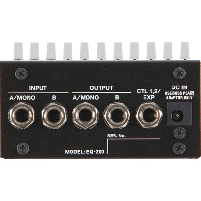 Bagpanel med input, output og strømstik på en grafisk equalizer pedal.