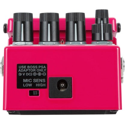 Pink vocoder pedal med sorte knapper og signalindgang til mikrofonfølsomhed.