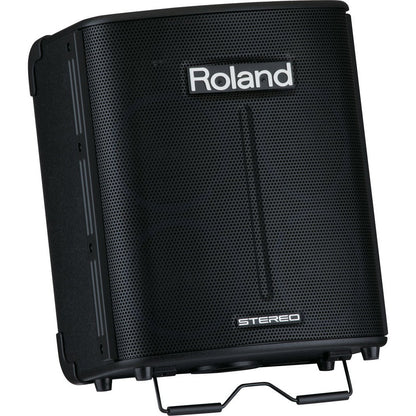 Sort Roland højttaler med stereo lyd og integreret bærearm i robust design