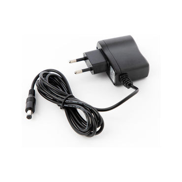 Sort AC-DC adapter med 9V udgang og europæisk stik med tilslutningskabel