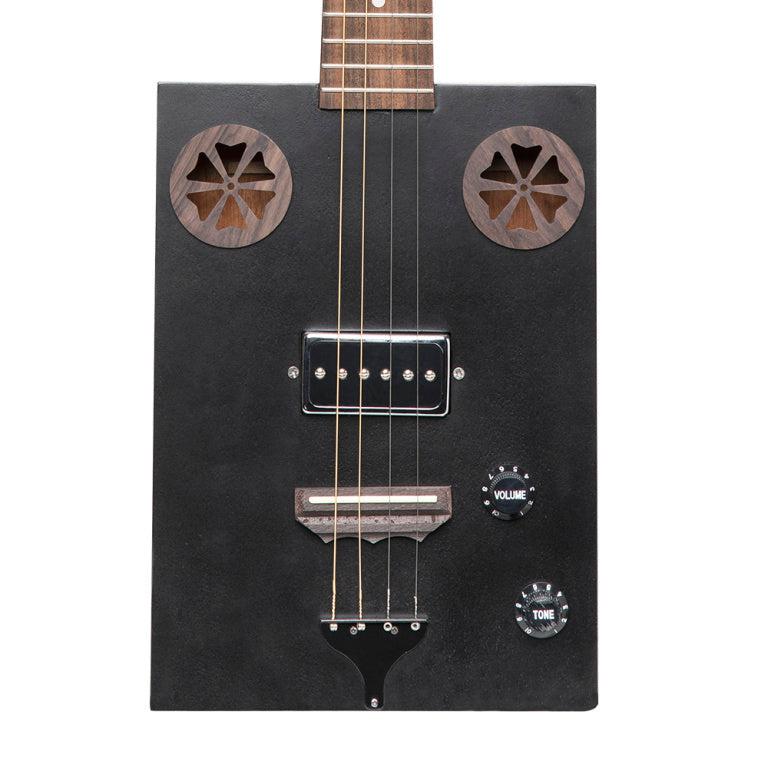 J.N Guitars CASK-HOGSCOAL Acoustic-electric Cigar Box Guitar med 4 strenge og sapele dæk