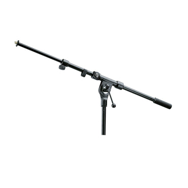 Justerbar sort mikrofon-boomarm med robust beslag til studiebrug og scenebrug.
