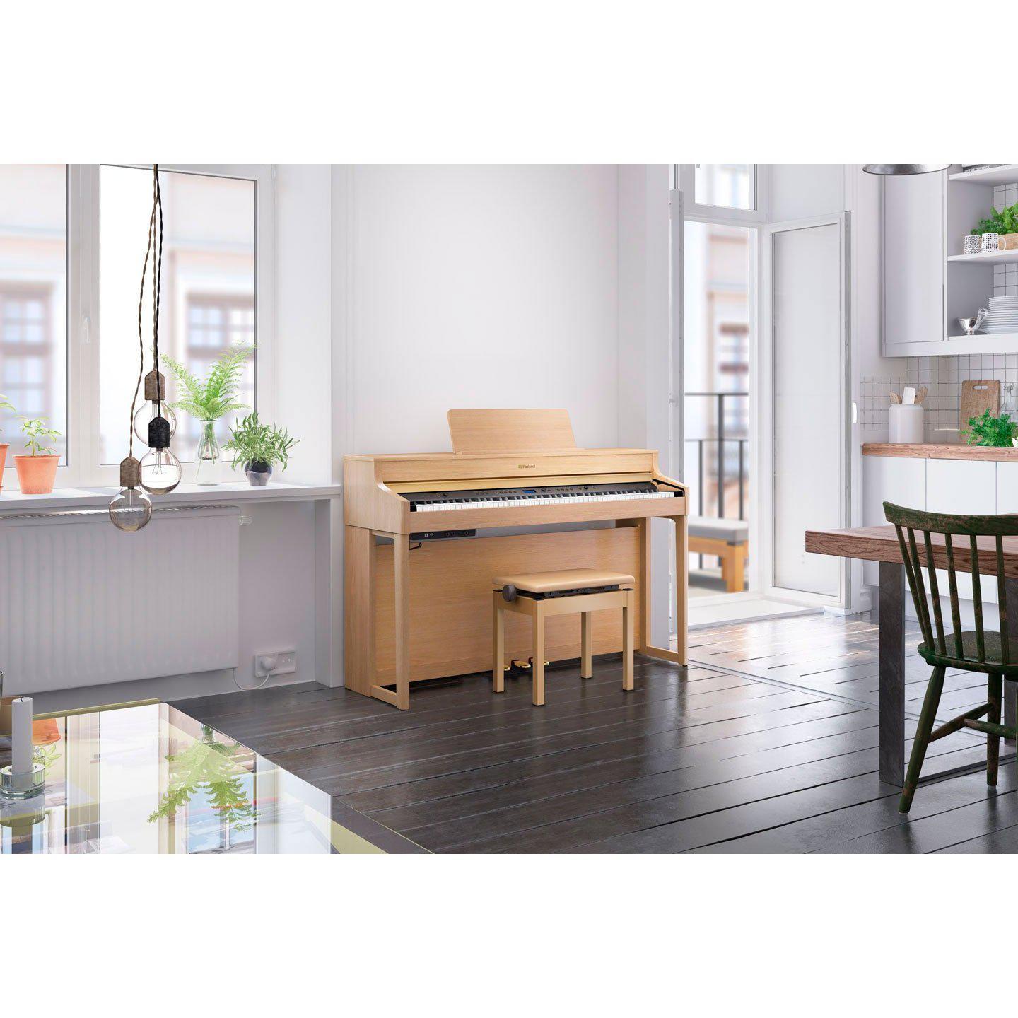 Digitalt piano i lyst træ placeret i moderne, lyst og indbydende stueområde.