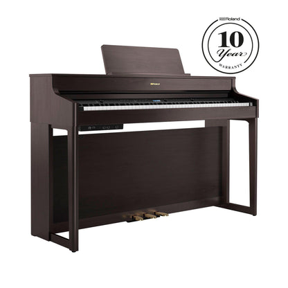 Digitalpiano i mørkt trædesign med et stilrent og moderne udtryk.