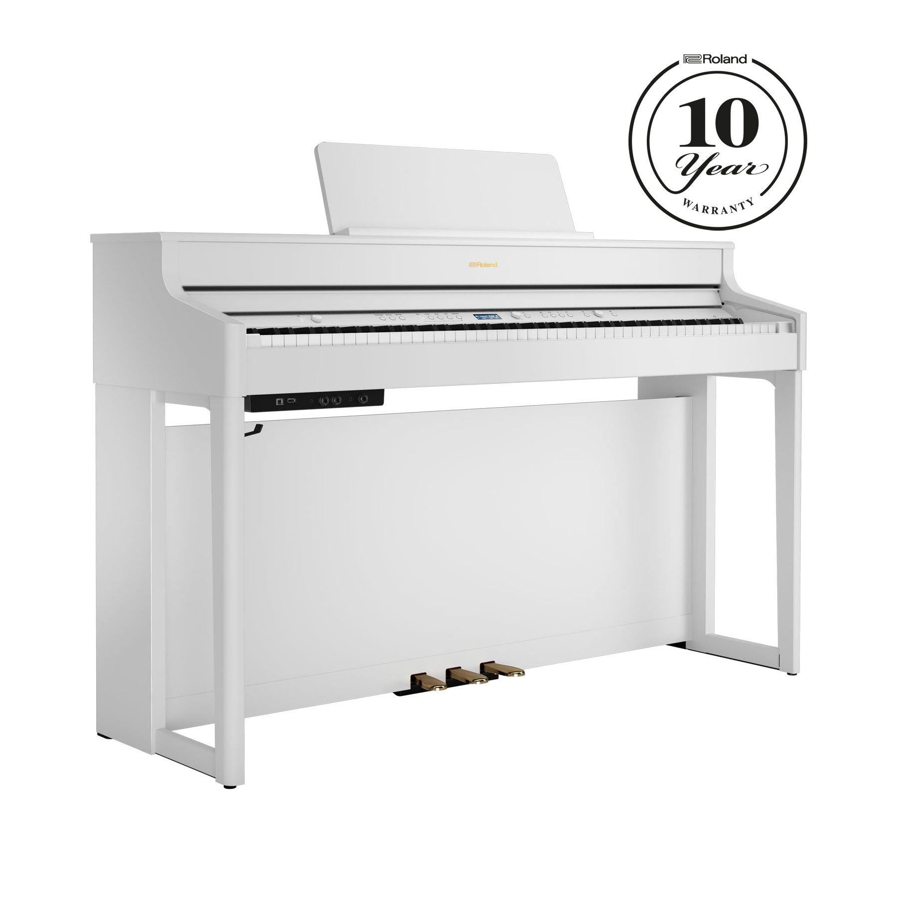 Hvidt digitalpiano med moderne design og tre pedaler i elegant finish