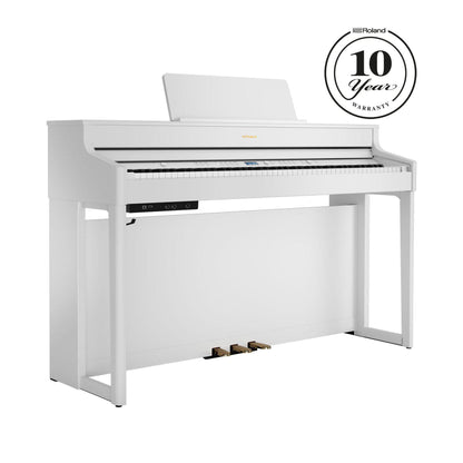 Hvidt digitalpiano med moderne design og tre pedaler i elegant finish
