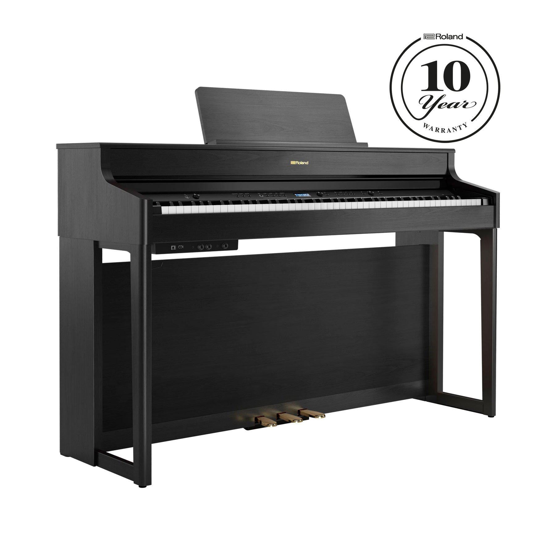 Sort digitalpiano med klassisk design og tre pedaler samt 10 års garanti fra Roland