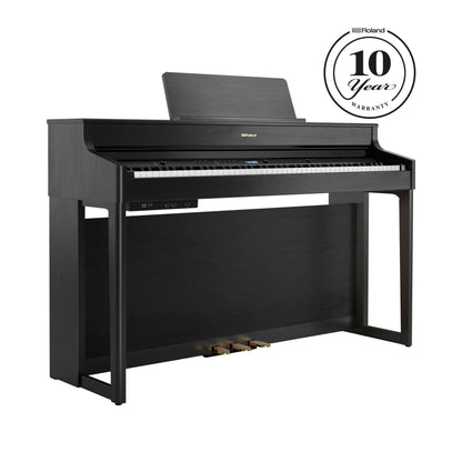 Sort digitalpiano med klassisk design og tre pedaler samt 10 års garanti fra Roland