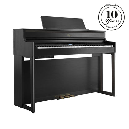 Moderne digitalpiano i sort træ med tangenter og tre pedaler i elegant design