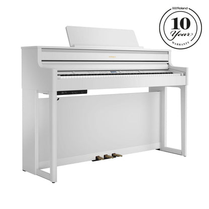 Hvidt digitalpiano med tre pedaler og elegant, moderne design i høj kvalitet
