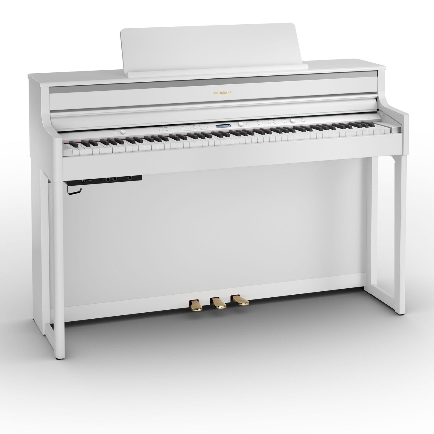 Hvidt digitalpiano med fuldt keyboard og tre messingpedaler i moderne design