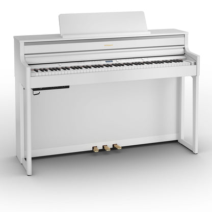 Hvidt digitalpiano med fuldt keyboard og tre messingpedaler i moderne design