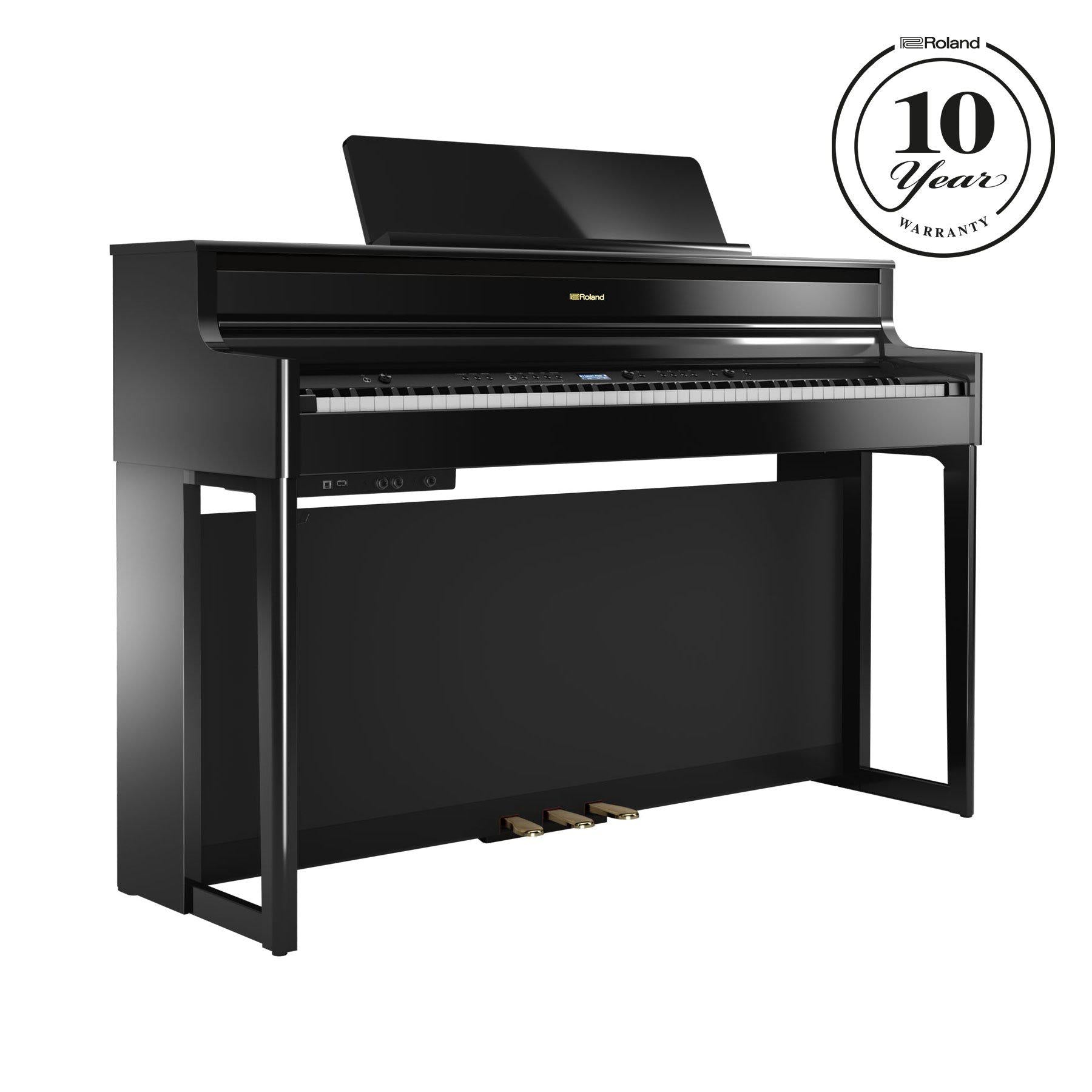 Sort digitalpiano med 88 tangenter og tre pedaler i moderne design