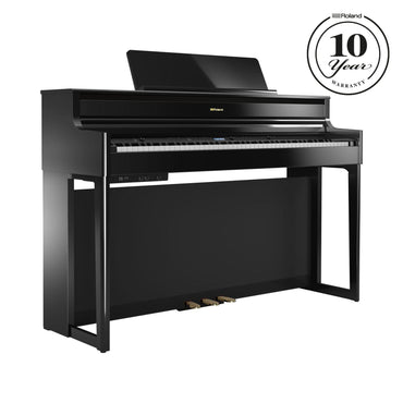 Sort digitalpiano med 88 tangenter og tre pedaler i moderne design