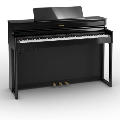 Sort digitalpiano med 88 tangenter og tre pedaler i et elegant design.