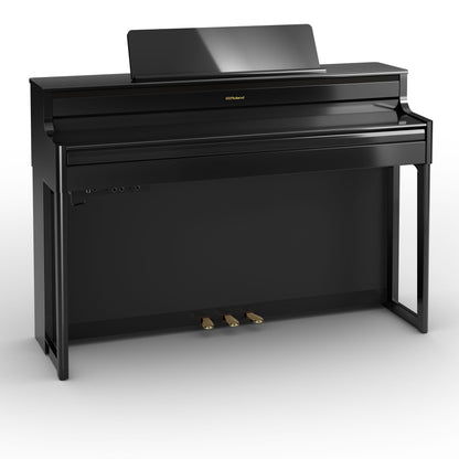 elegant sort digitalpiano med moderne design og pedaler i messingfinish