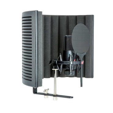 Sort mikrofon med støjdæmpende skærm og popfilter til studiet brug